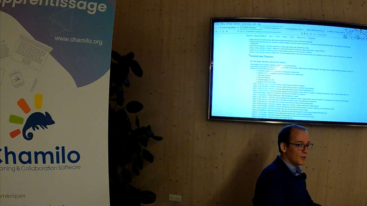 Photo de l'événement avec Yannick Warnier montrant le changelog de Chamilo 1.11.18